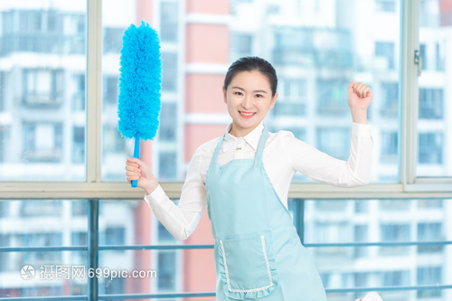 手握除尘旧掸 回归纯粹匠心——探访家政保洁阿姨抹去灰暗的心理磁场吸尘学